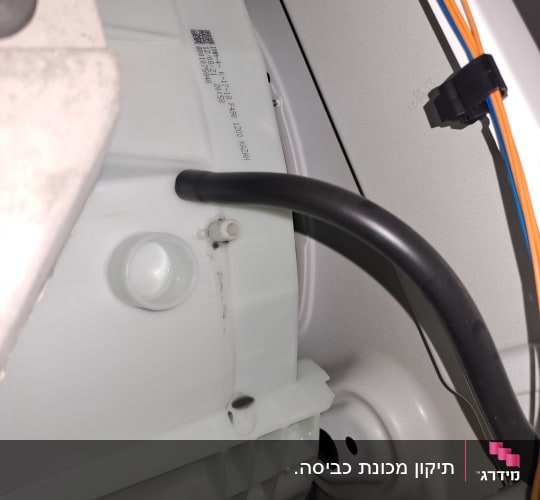 חלקים פנימיים של מכשיר חשמלי עם חוטים וצינורות